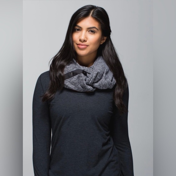 Lululemon Vinyasa Scarf *Rulu
Coco Pique - Picture 2 of 8